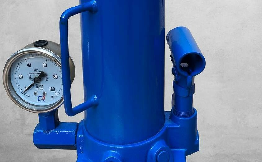 Гидравлические домкраты с манометром 